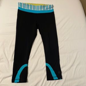 Black lululemon leggings. I can’t find the size but measurements are in the pics